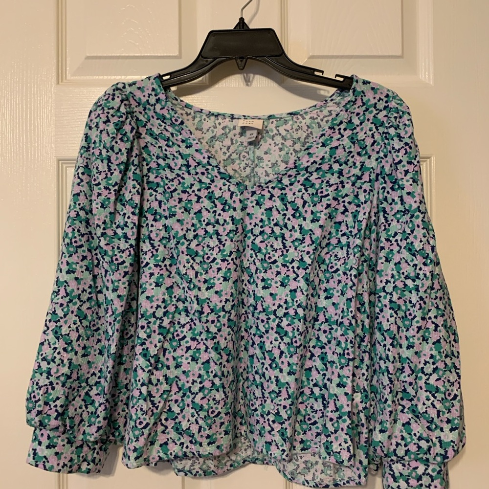 Fun floral v-neck blouse. Size XS